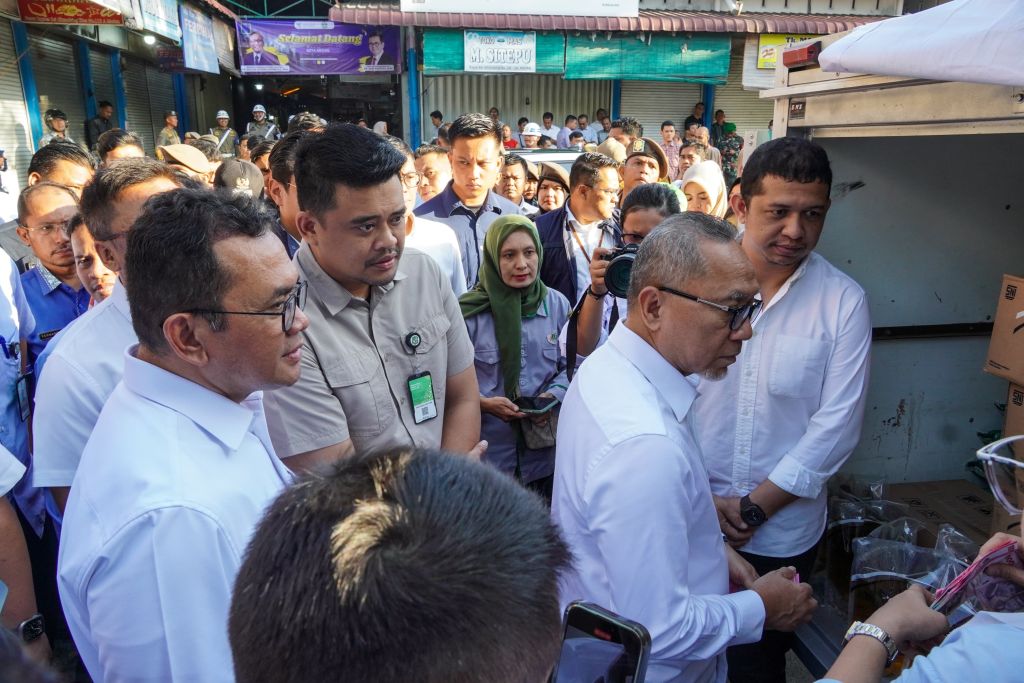 Bobby Nasution Dampingi Menko Bidang Pangan dan Mendag Tinjau Harga Bahan Pokok Di Pasar Sei Sikambing