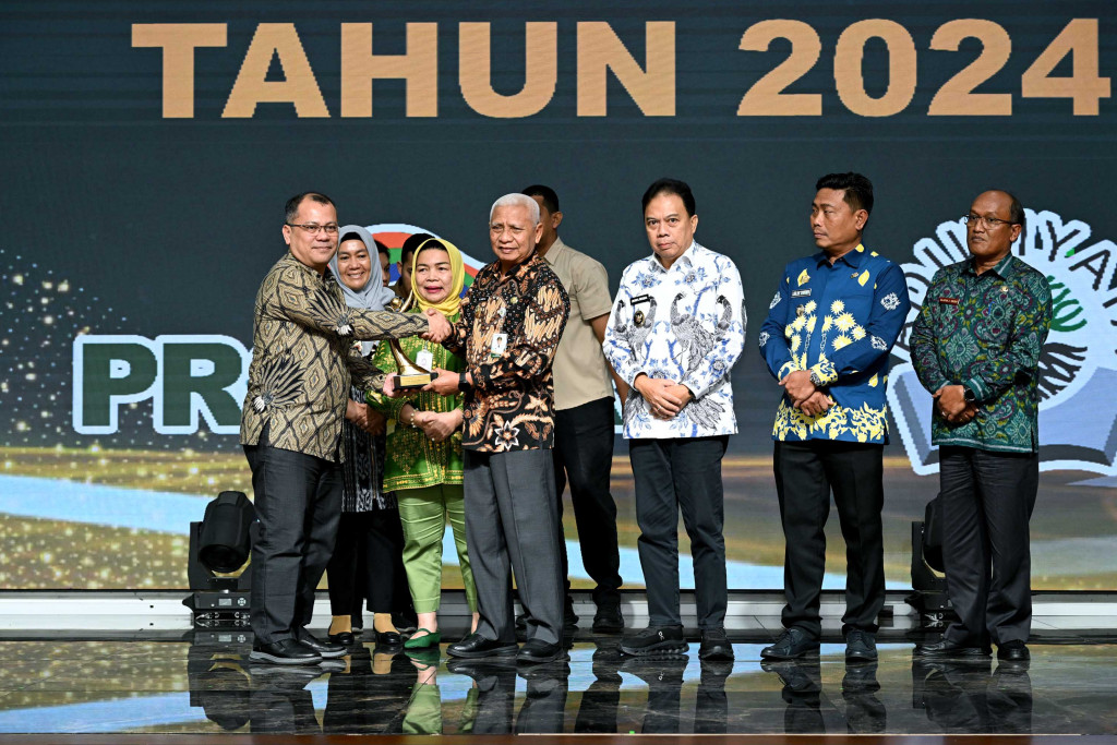 Wagub Sumut Surya Serahkan Penghargaan Lingkungan Hidup 2024